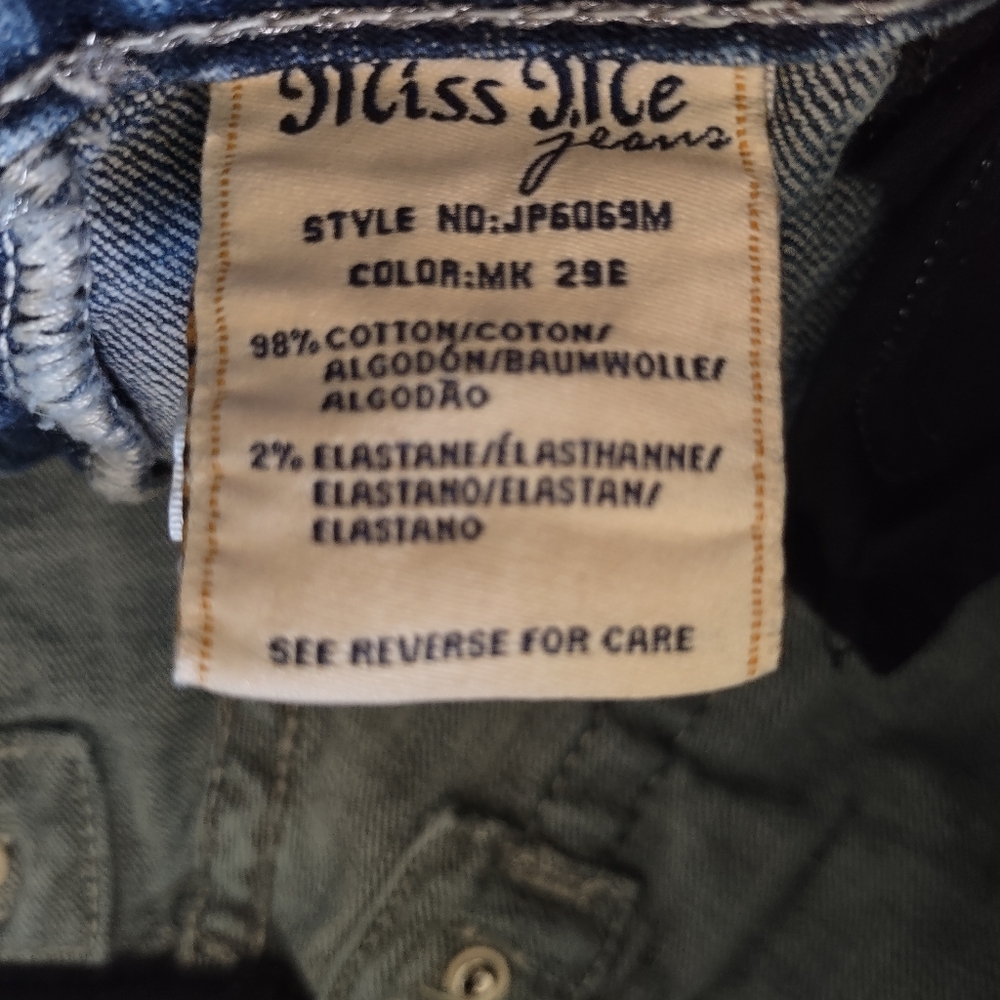 Miss Me! Women's Medium Blue Wash Denim Shorts/Distressed/Size 28 - Picture 7 of 9